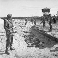 Tvárou k zemi, v jame. Takýto odpočinok dopriali britskí vojaci nemcom, medzi tým ako pratali mŕtvoly z koncentračného tábora.
