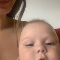 Dcera capla po telefone a urobila si selfie.....vyzera tam ako obezna dochodkyna na vylete, ktora horko-tazko naraba s mobilom a snazi sa zvecnit svoju tvar s nejakou pamiatkou v pozadi