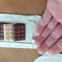 Kto ma zaujem o free samples ? Jedna sa o mikrocokoladky na kostovku , biela, mliecna a studentska pecat (arasidy a hrozienka)