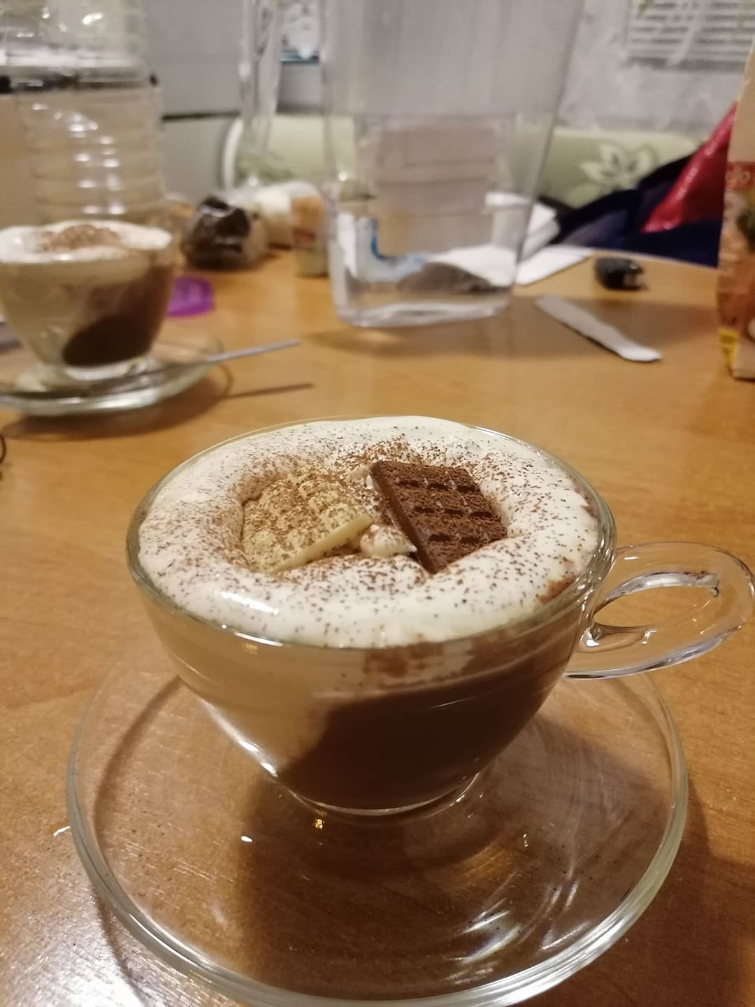 Tak toto je uz prosimpekne fancy domaca horuca cokolada. Rez nevysiel na 100% ale ostatok ano. Vsetko je home-made okrem pohara :D