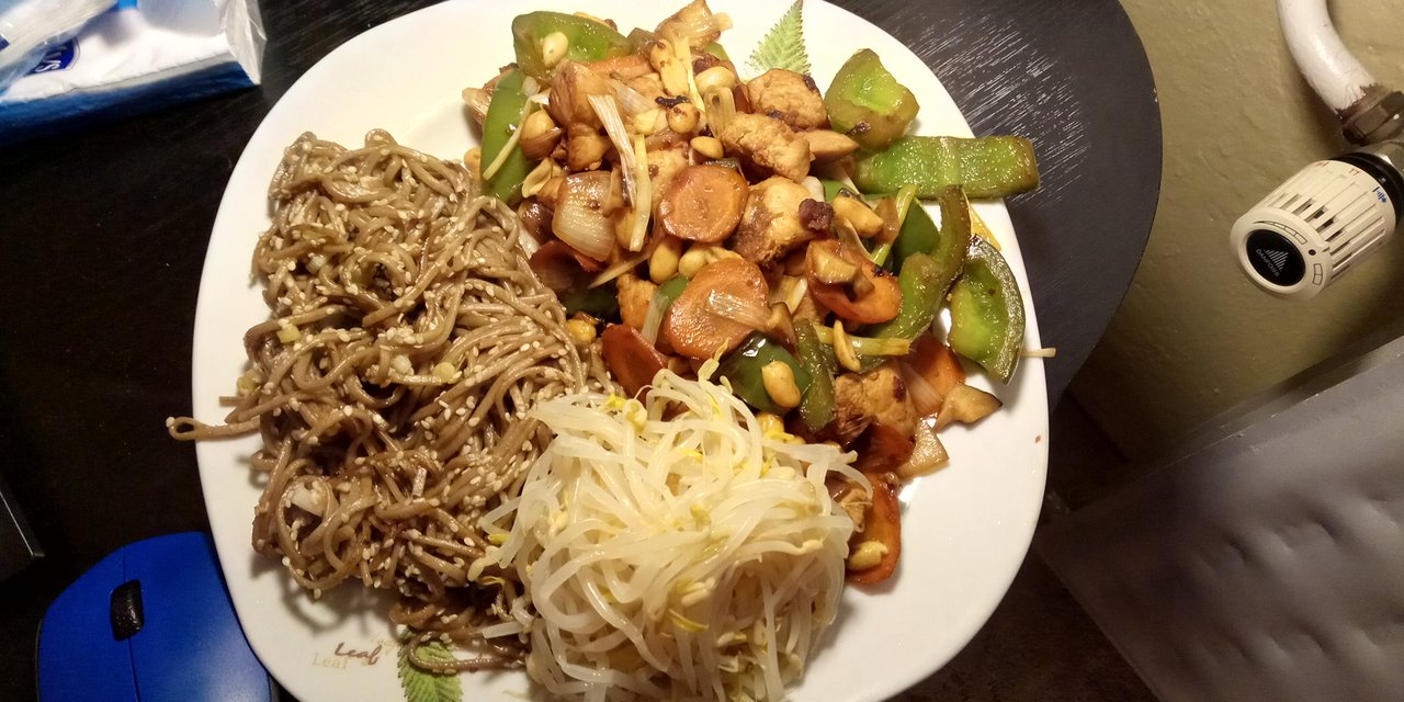 Najtazsia improvizacia tohoto roku. Kung pao style, sojovka pocas varenia dosla, soba som pancoval s ponzu miesto sojovky a ryz. octu... A bolo to dokonale !!!