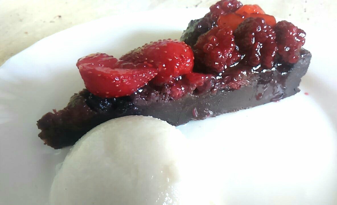 Clafoutis so zvareným ovocím a domácou citrónovou zmrzlinou <3 