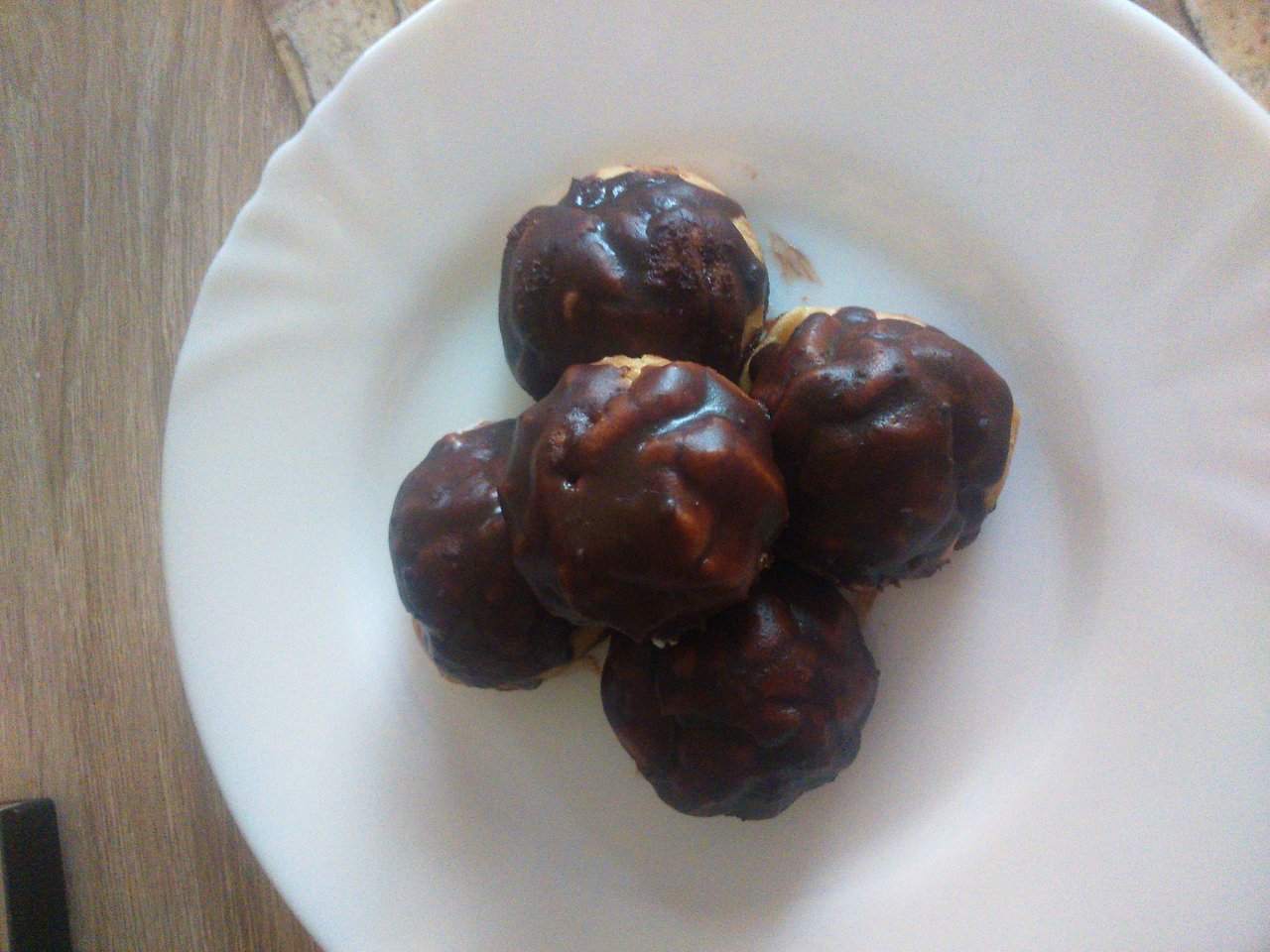 Dezert na dnes : profiteroles. Ani sa po nich nezaprášilo :D 