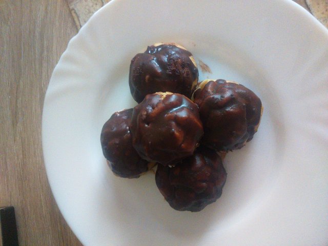 Dezert na dnes : profiteroles. Ani sa po nich nezaprášilo :D 