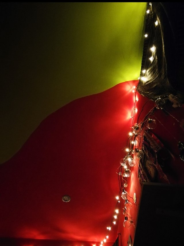 #vianoce2020 červeno-zelená, u mňa v izbe najjednoduchšia téma fotená priamo z postele :D