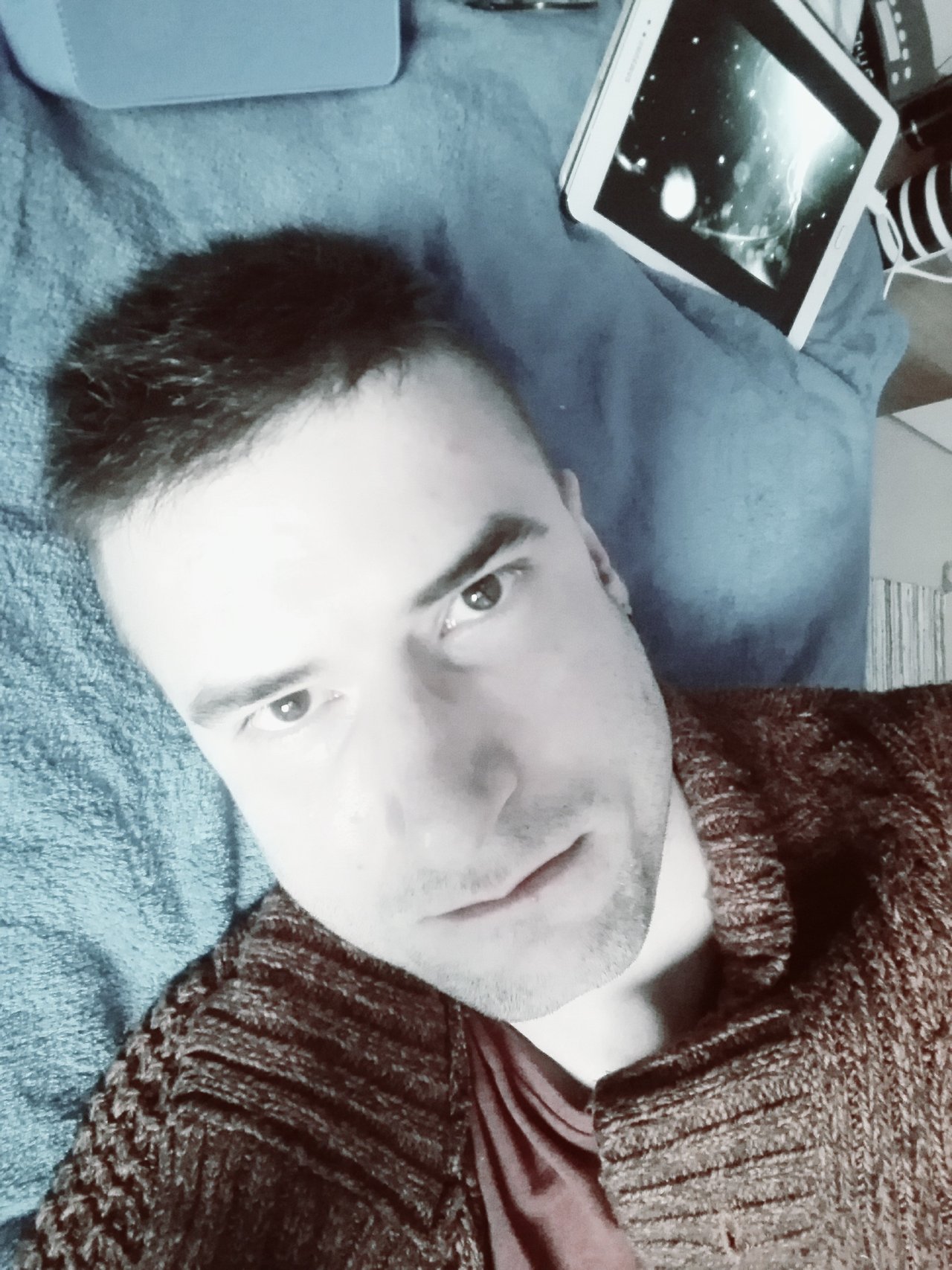 Na posteli trochu ale fakt len na trochu vyšlo slnko tak som ho využil 