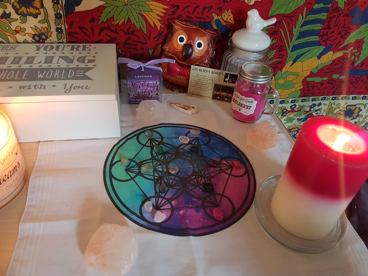A stale pribuda vsetko ide jak z hlavy jak instink oh bless eBay...  tento '' kruh''

Metatrons cube: 
Blue/Pink - general healing, reiki healing, spiritual growth


Cize len dobre a. Our oblubene farby. Ked som name nad ne prilozil ruku citil som ako sa 