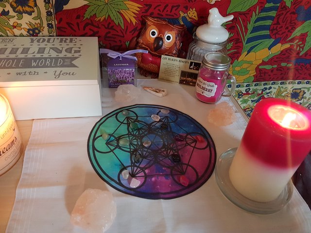 A stale pribuda vsetko ide jak z hlavy jak instink oh bless eBay...  tento '' kruh''

Metatrons cube: 
Blue/Pink - general healing, reiki healing, spiritual growth


Cize len dobre a. Our oblubene farby. Ked som name nad ne prilozil ruku citil som ako sa 
